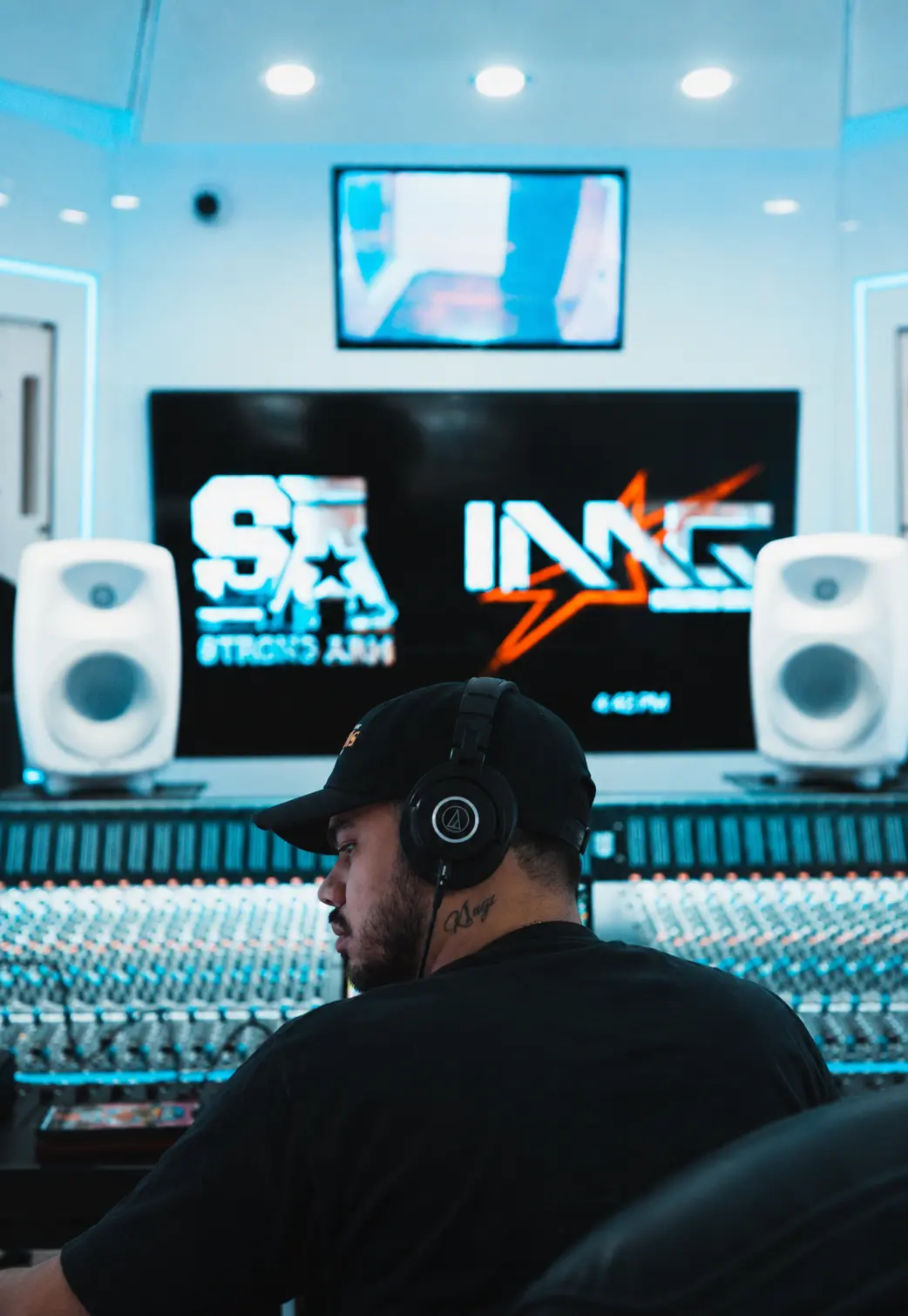 Mandy trabajando en su estudio de producción
